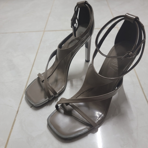 NEW DKNY Women's Audrey Strappy Stiletto Dress Sandals Gray - Picture 1 of 9